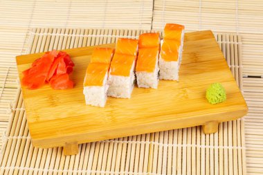 Yengeç eti ile lezzetli Philadelphia suşi rulo