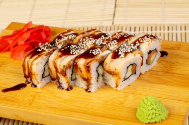Lezzetli Kanada suşi roll teriyaki ve susam ile