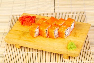 Peynir ve havyar ile lezzetli Tokyo rulo