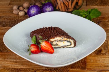 Lezzetli çikolata haşhaş roll çilek ile