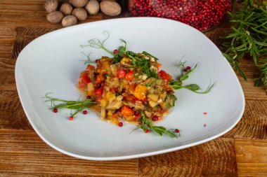 Lezzetli ızgara salatası sebze ve otlar