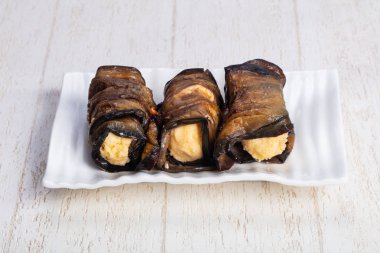 Lezzetli kızarmış kabak peynirli rulo