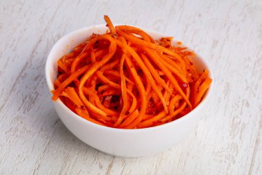 İştah açıcı baharatlı Kore havuç salatası