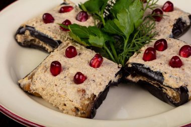 Pomegranet hizmet içi doldurulmuş patlıcan rulo