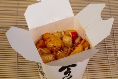 Tay sos ve sebze ile Tavuk lezzetli kutusu