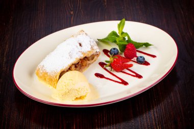 Nane ve syrop elma Strudel servis