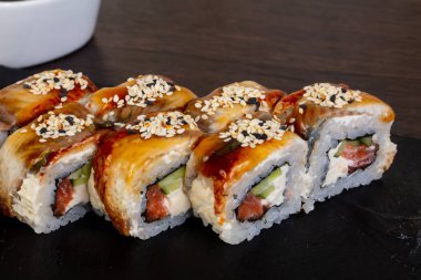 Lezzetli yılan balığı suşi susam ve teriyaki