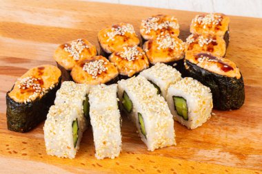 Geleneksel suşi somon ve yılan balığı ile ayarla