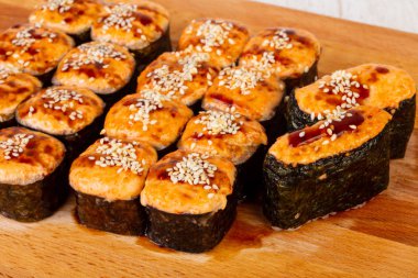 Susam ve balık pişmiş rulo