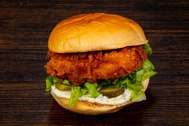 Ahşap arka plan üzerinde lezzetli sıcak burger