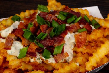 Kızarmış patates pastırma ve sos ile