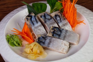 Uskumru ile Japon soğuk Sashimi