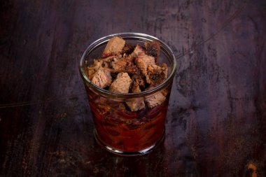 Cam kırmızı fasulye soslu domuz eti