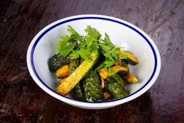 Hizmet kişniş yeşil salatalık turşusu