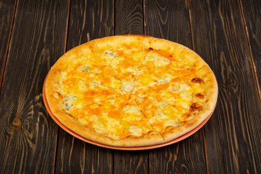 Ahşap arka plan üzerinde pizza dört peynir