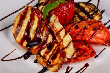 Fesleğen peynirli sebze ile servis