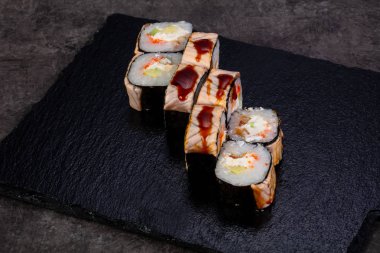 Yılan balığı ile Japon geleneksel rulo