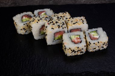 Ton balığı ile Japon geleneksel rulo 