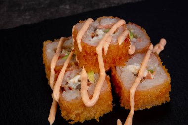 Karides ile Japon geleneksel rulo