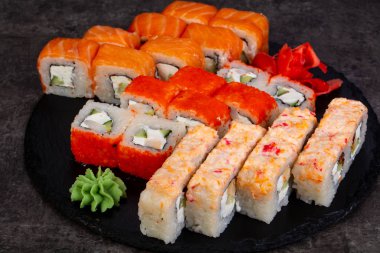 Japon Suşi ile çeşitli madde ayarla