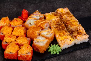 Japon Suşi ile çeşitli madde ayarla