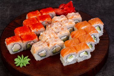 Japon Suşi ile çeşitli madde ayarla