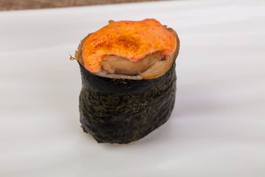 Soslu baharatlı gunkan suşisi.