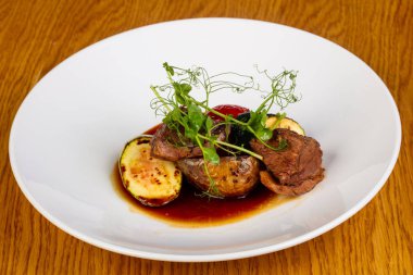 Patates ve soslu biftek