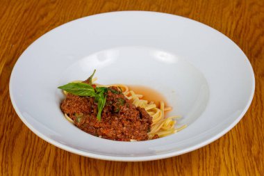Makarna Bolognese fesleğen yaprakları ile