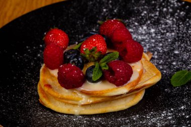 Nane yaprakları krep çilek ile hizmet