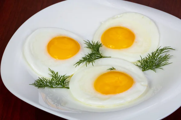 Жареные Три Яйца Подают Укроп — стоковое фото