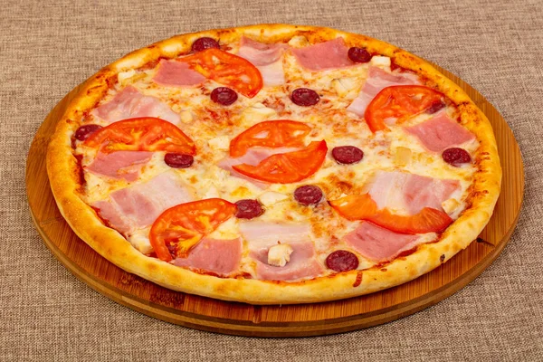 Pizza Mit Speck Und Tomaten — Stockfoto