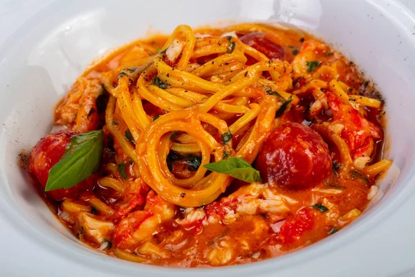 カニとトマトのスパゲッティ — ストック写真
