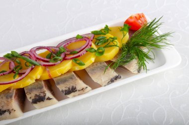 Ringa balığı filetosu genç patates ve soğan ile