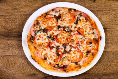 Jambonlu ve peynirli pizza