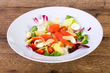 Sezar somon salata ile