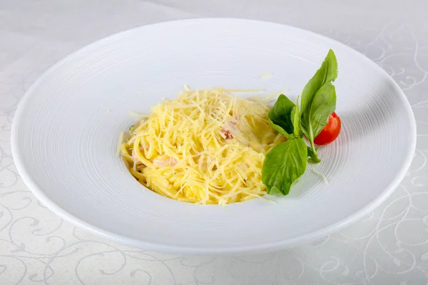 Serwowane Makaron Carbonara Basil Liści — Zdjęcie stockowe