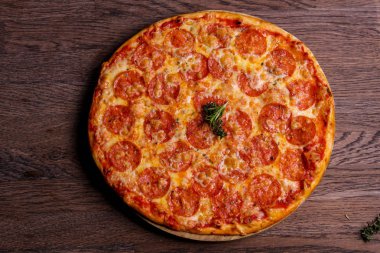 Sıcak Pepperoni pizza peyniri ve domates ile