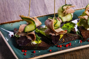 Kırmızı biber et ve cucucmber ile tapas hizmet