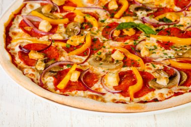 Salamlı, peynirli ve mantarlı pizza. 