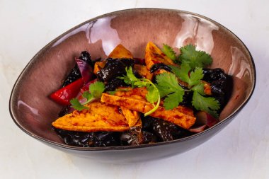 Kızarmış tofu mantar ve kişniş