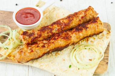 Izgara kıyılmış tavuk sosu ve soğan kebabı