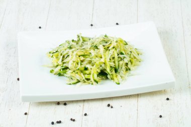 Salatalık ile Çiğ lahana salatası