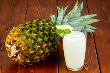 Tatlı ve soğuk ananas shake