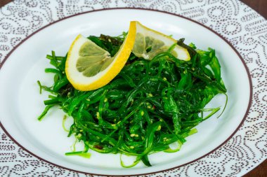 Limon susam ile hizmet Chuka salata