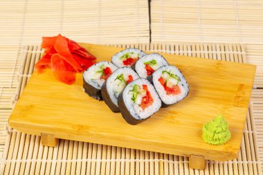 Wasabi ve zencefil ile lezzetli sebze rulo