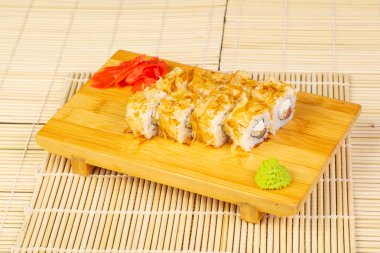 Peynir ile lezzetli Norveç suşi rulo