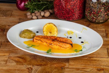 Lezzetli somon hissesi limon ve sos ile