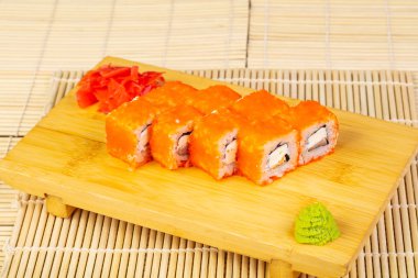 Havyar ve peynir ile lezzetli ihale suşi rulo