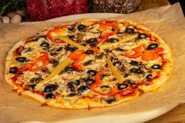 Lezzetli vejetaryen pizza zeytin, biber ve Mısır ile